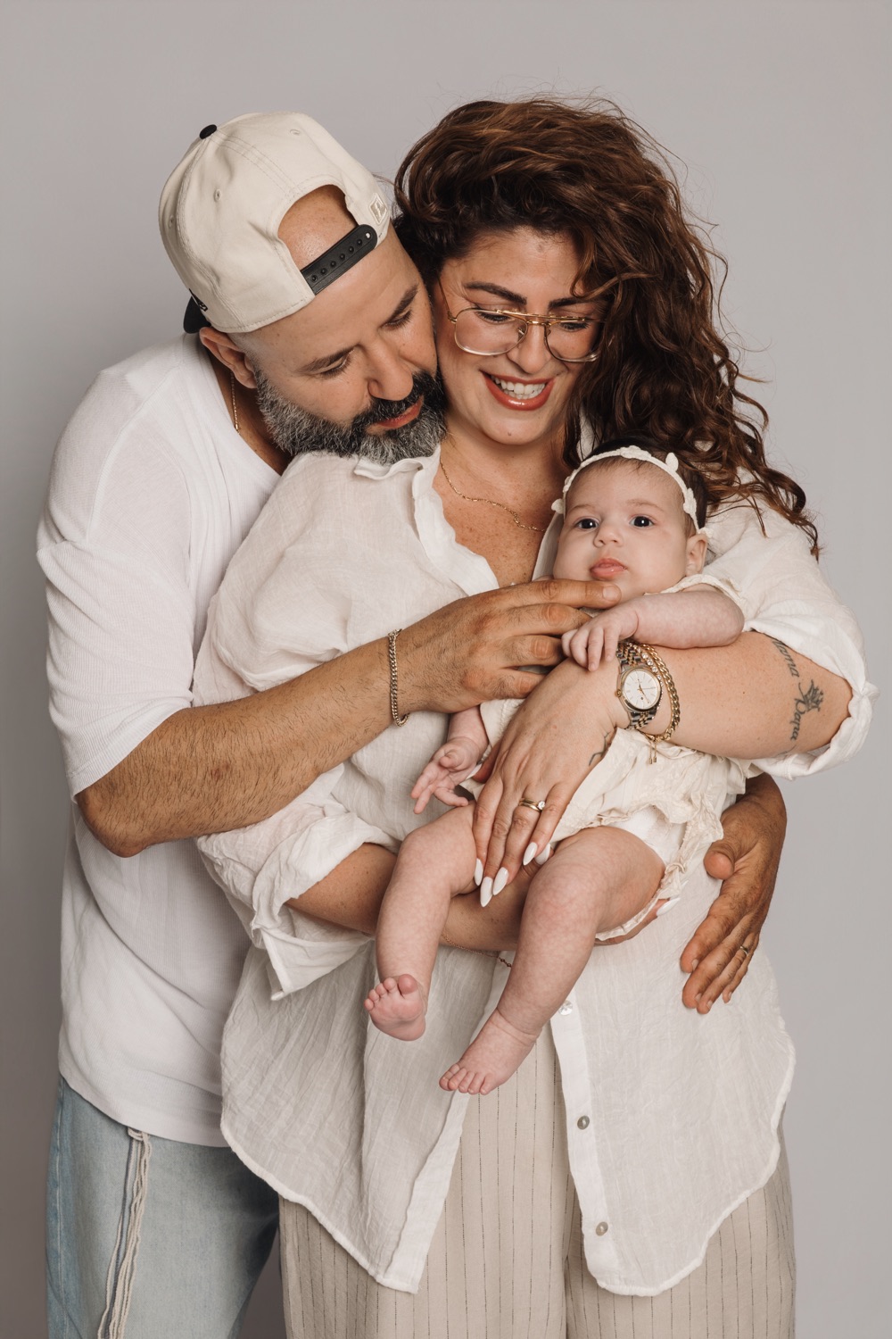 הורים ותינוקת בסטודיו